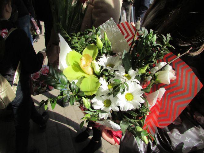 Сьогодні все для жінок — козятинчани запасалися квітами та подарунками, фото №11 на сайті 20minut.ua