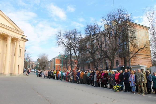 Новини Кам'янця-Подільського - фото з Кам’янчани поклали квіти до пам’ятника Шевченка (ФОТО+ВІДЕО) Кам’янчани поклали квіти до пам’ятника Шевченка (ФОТО+ВІДЕО), фото №8 на сайті 20minut.ua