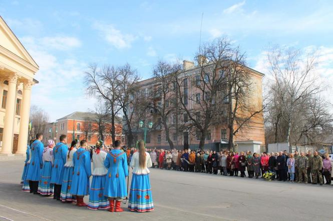 Новини Кам'янця-Подільського - фото з Кам’янчани поклали квіти до пам’ятника Шевченка (ФОТО+ВІДЕО) Кам’янчани поклали квіти до пам’ятника Шевченка (ФОТО+ВІДЕО), фото №3 на сайті 20minut.ua