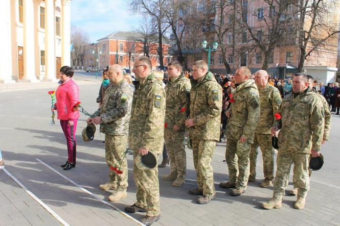 Новини Кам'янця-Подільського - фото з Кам’янчани поклали квіти до пам’ятника Шевченка (ФОТО+ВІДЕО) Кам’янчани поклали квіти до пам’ятника Шевченка (ФОТО+ВІДЕО), фото №9 на сайті 20minut.ua
