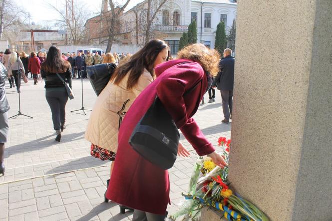 Новини Кам'янця-Подільського - фото з Кам’янчани поклали квіти до пам’ятника Шевченка (ФОТО+ВІДЕО) Кам’янчани поклали квіти до пам’ятника Шевченка (ФОТО+ВІДЕО), фото №10 на сайті 20minut.ua