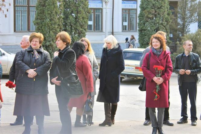 Новини Кам'янця-Подільського - фото з Кам’янчани поклали квіти до пам’ятника Шевченка (ФОТО+ВІДЕО) Кам’янчани поклали квіти до пам’ятника Шевченка (ФОТО+ВІДЕО), фото №5 на сайті 20minut.ua