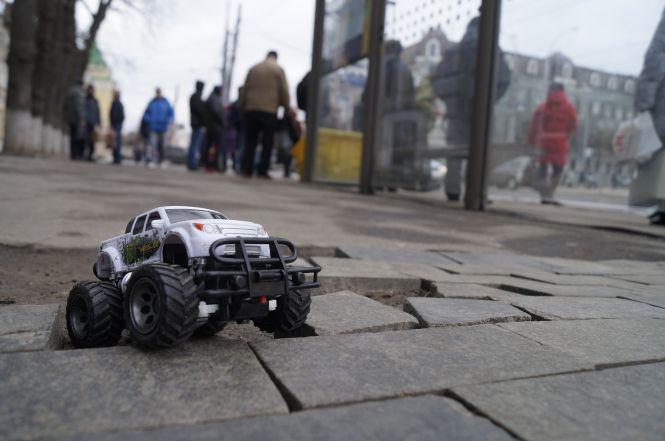 В якому стані тротуарна плитка у центрі Вінниці? Машинка для привернення уваги, фото №1 на сайті 20minut.ua
