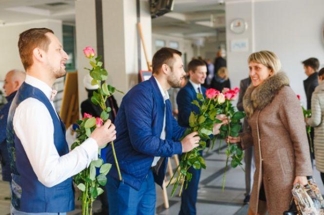 Прийшли по справах – отримали троянди: як вітали вінничанок з 8 березня, фото №7 на сайті 20minut.ua