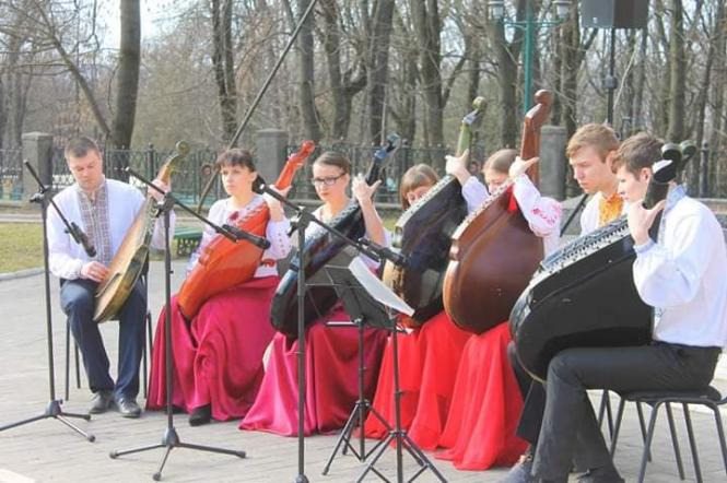 Новини Кам'янця-Подільського - фото з Кам’янчани поклали квіти до пам’ятника Шевченка (ФОТО+ВІДЕО) Кам’янчани поклали квіти до пам’ятника Шевченка (ФОТО+ВІДЕО), фото №2 на сайті 20minut.ua
