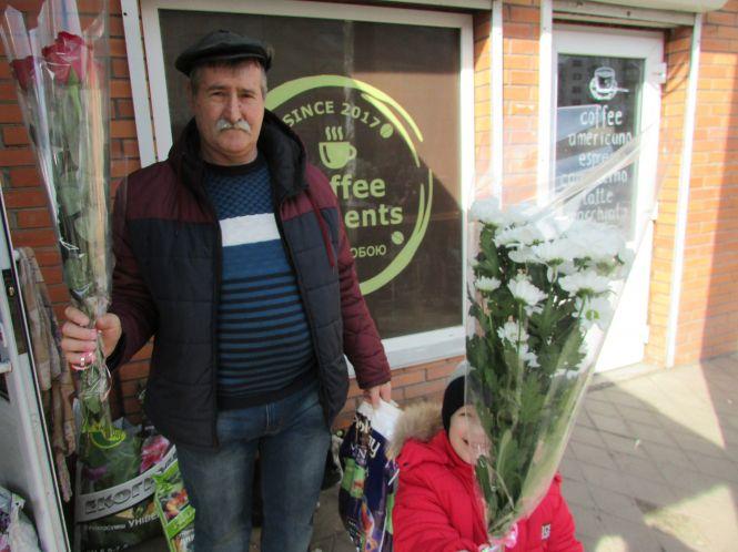 Сьогодні все для жінок — козятинчани запасалися квітами та подарунками, фото №7 на сайті 20minut.ua