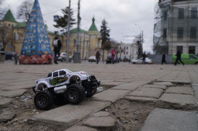 В якому стані тротуарна плитка у центрі Вінниці? Машинка для привернення уваги, фото №4 на сайті 20minut.ua