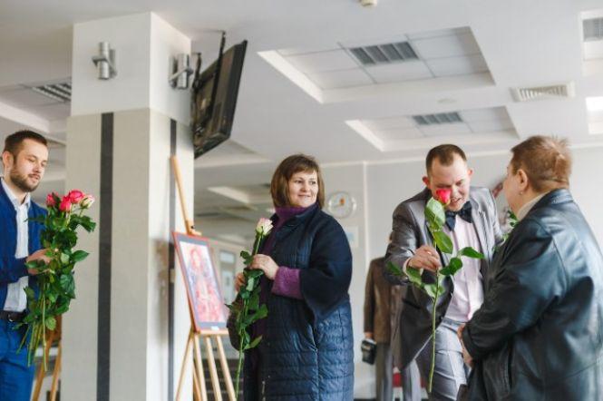 Прийшли по справах – отримали троянди: як вітали вінничанок з 8 березня, фото №4 на сайті 20minut.ua