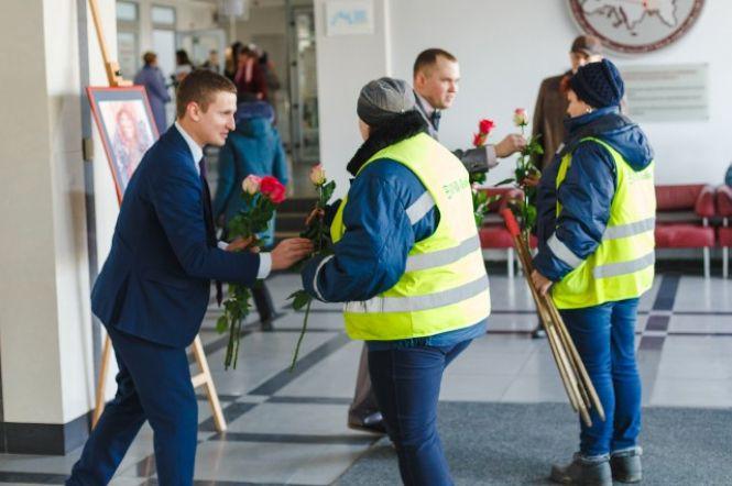 Прийшли по справах – отримали троянди: як вітали вінничанок з 8 березня, фото №6 на сайті 20minut.ua
