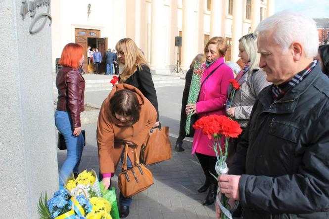 Новини Кам'янця-Подільського - фото з Кам’янчани поклали квіти до пам’ятника Шевченка (ФОТО+ВІДЕО) Кам’янчани поклали квіти до пам’ятника Шевченка (ФОТО+ВІДЕО), фото №4 на сайті 20minut.ua