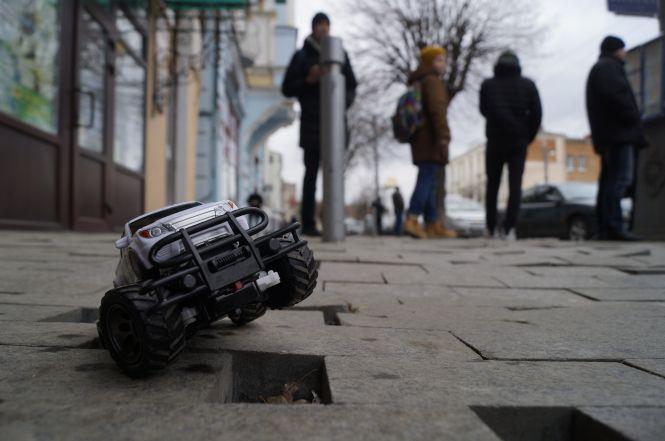 В якому стані тротуарна плитка у центрі Вінниці? Машинка для привернення уваги, фото №3 на сайті 20minut.ua
