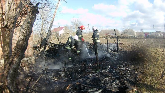 На Кам’янеччині згорів дровник, фото №1 на сайті 20minut.ua