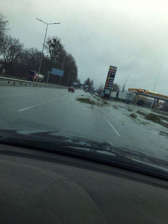 Новини Вінниці - фото з У Вінниці бушує ураганний вітер: зриває знаки та перевертає світлофори У Вінниці бушує ураганний вітер: зриває знаки та перевертає світлофори, фото №3 на сайті 20minut.ua