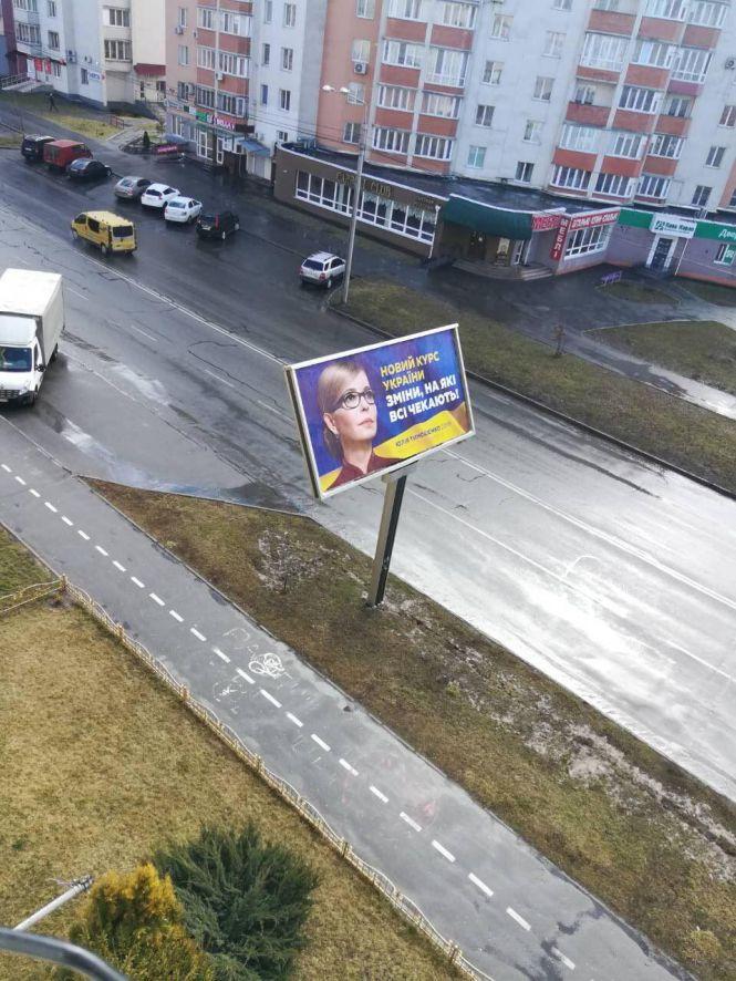 Новини Вінниці - фото з У Вінниці бушує ураганний вітер: зриває знаки та перевертає світлофори У Вінниці бушує ураганний вітер: зриває знаки та перевертає світлофори, фото №4 на сайті 20minut.ua