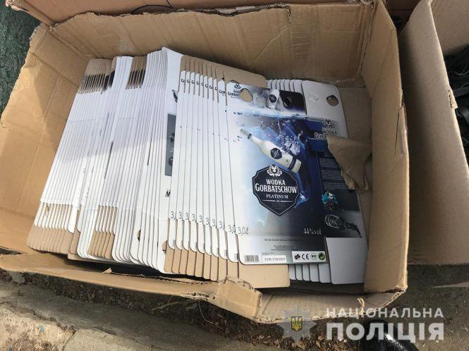 Більше тисячі літрів «паленки». На дворі у 80-річної жінки виявили склад підозрілого алкоголю, фото №2 на сайті 20minut.ua