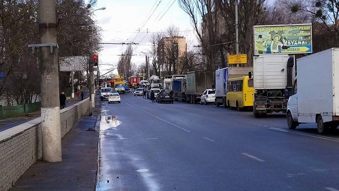 Новини Вінниці - фото з Буревій повалив дерево на дорогу в районі «Водоканалу» Буревій повалив дерево на дорогу в районі «Водоканалу», фото №1 на сайті 20minut.ua