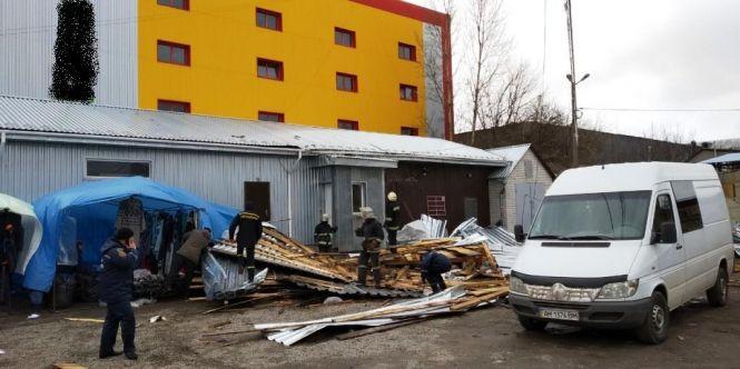 Вбивча стихія: у Коростишеві зірваним дахом вбило жінку, її дочка - у реанімації, фото №2 на сайті 20minut.ua