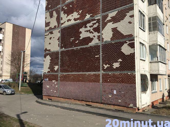На “Алясці” небезпечно. Із фасадів будинків відпадає плитка, фото №1 на сайті 20minut.ua