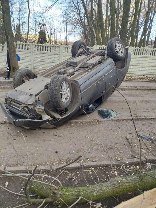На Тернопільській перекинувся автомобіль Chery, водій втікав від поліції, фото №4 на сайті vsim.ua