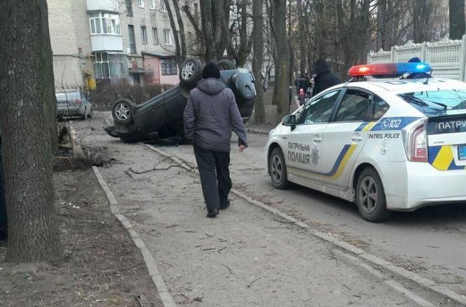 На Тернопільській перекинувся автомобіль Chery, водій втікав від поліції, фото №1 на сайті vsim.ua