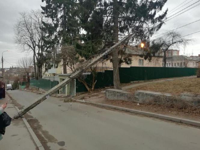 Вітер зриває дерева і стовпи: наслідки негоди у Вінниці, фото №6 на сайті 20minut.ua