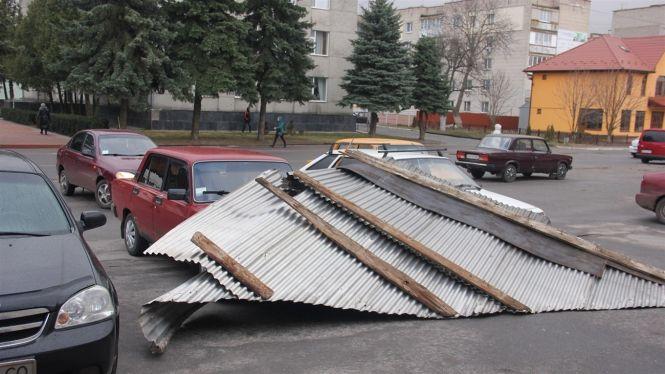 Зірваний дах та повалені дерева: наслідки буревію у Калинівці, фото №1 на сайті 20minut.ua