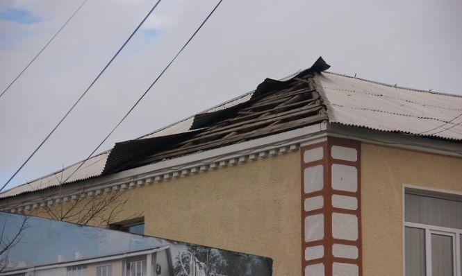 Зірваний дах та повалені дерева: наслідки буревію у Калинівці, фото №2 на сайті 20minut.ua