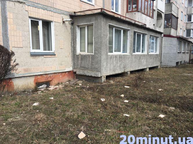 На “Алясці” небезпечно. Із фасадів будинків відпадає плитка, фото №4 на сайті 20minut.ua