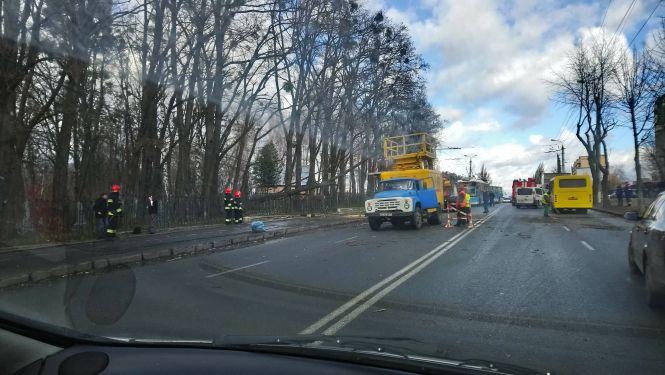 Новини Вінниці - фото з Буревій повалив дерево на дорогу в районі «Водоканалу» Буревій повалив дерево на дорогу в районі «Водоканалу», фото №2 на сайті 20minut.ua