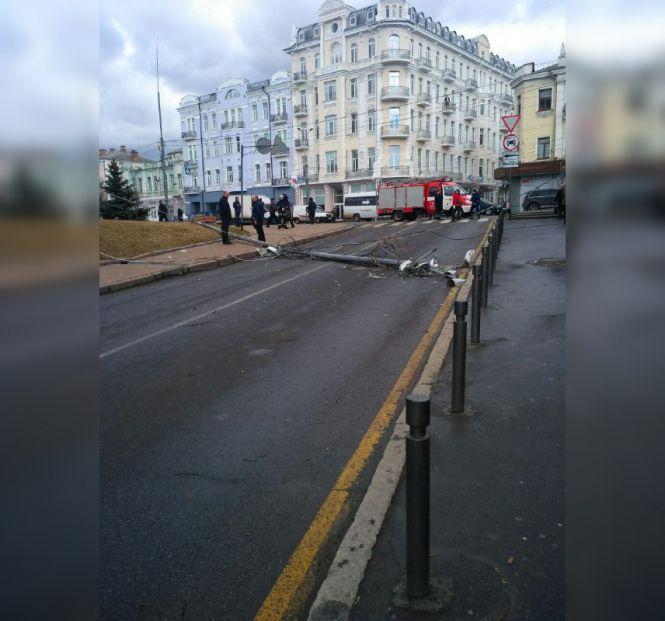 Вітер зриває дерева і стовпи: наслідки негоди у Вінниці, фото №1 на сайті 20minut.ua