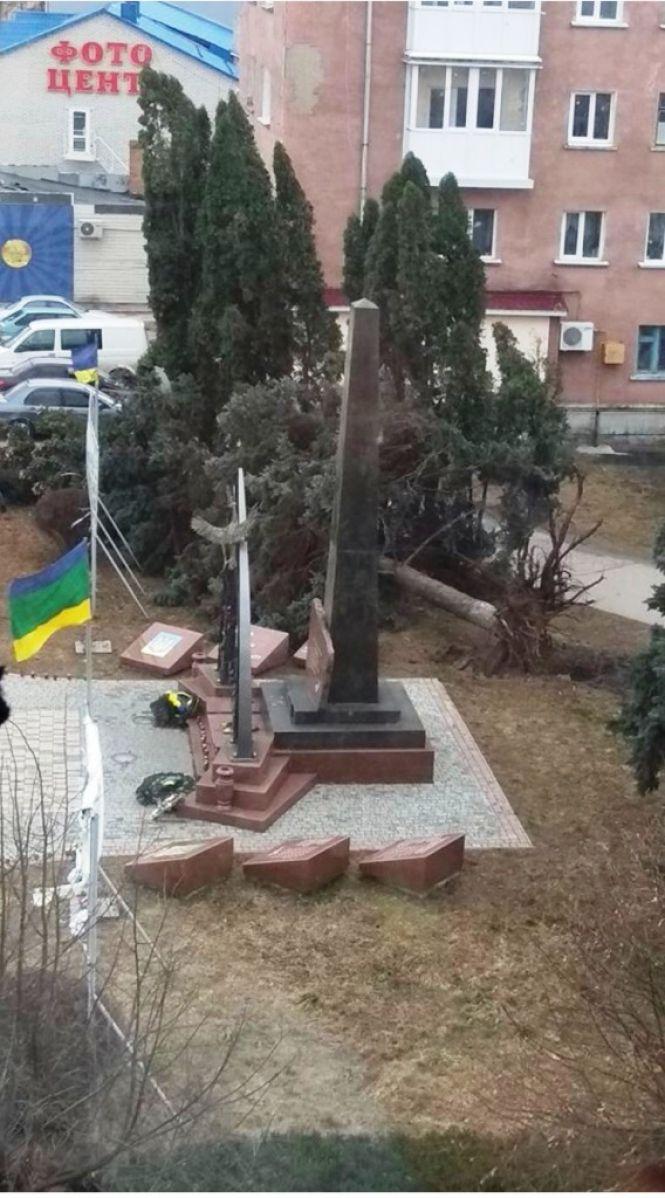 Балкони, вентиляційні решітки і насадження: від негоди обриваються конструкції і падають дерева, фото №2 на сайті 20minut.ua