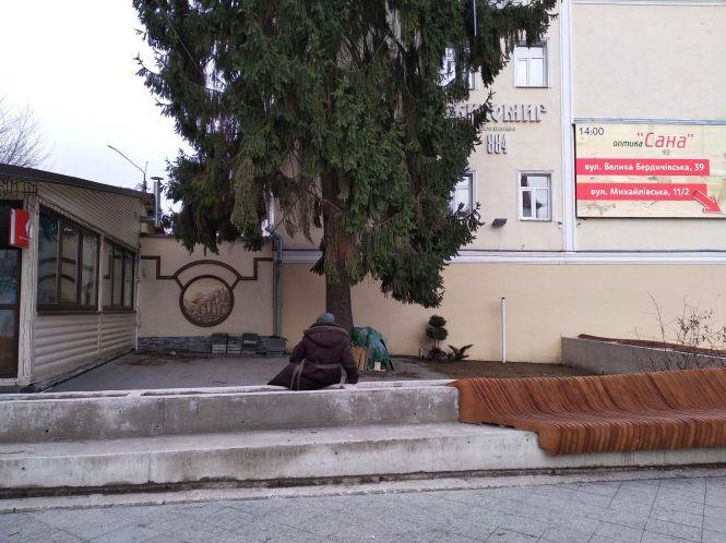 Біля ялинки на Михайлівській в центрі Житомира живе бездомна бабуся, фото №1 на сайті 20minut.ua
