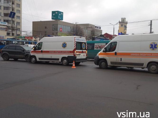 Новини Хмельницького - фото з Біля Либідь Плази “Hyundai” зіткнувся зі "швидкою" Біля Либідь Плази “Hyundai” зіткнувся зі "швидкою", фото №3 на сайті vsim.ua