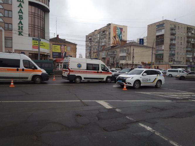 Новини Хмельницького - фото з Біля Либідь Плази “Hyundai” зіткнувся зі "швидкою" Біля Либідь Плази “Hyundai” зіткнувся зі "швидкою", фото №6 на сайті vsim.ua