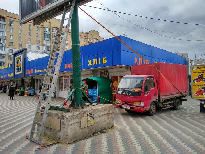 Після буревію у Житомирі перевірять стан рекламних конструкцій, фото №2 на сайті 20minut.ua