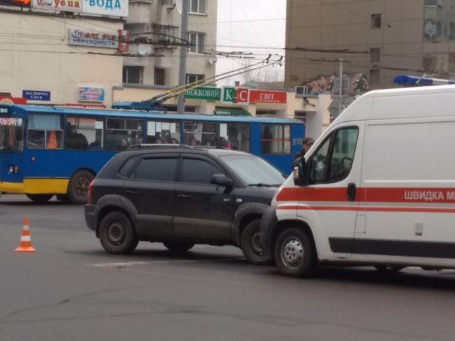 Новини Хмельницького - фото з Біля Либідь Плази “Hyundai” зіткнувся зі "швидкою" Біля Либідь Плази “Hyundai” зіткнувся зі "швидкою", фото №5 на сайті vsim.ua