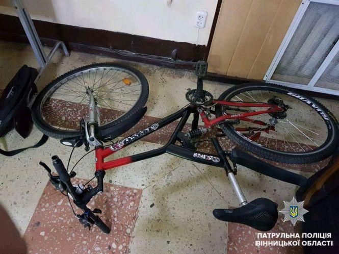 На Театральній вночі велосипедист вдарив по голові поліцейського, фото №1 на сайті 20minut.ua