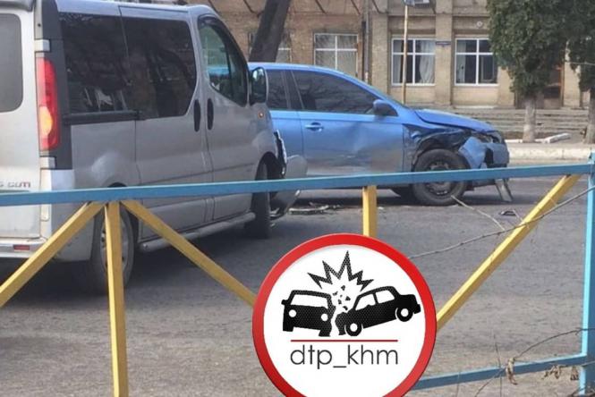 Новини Хмельницького - фото з Аварійний вівторок: вчора в Хмельницькому трапилося 6 ДТП (ФОТО) Аварійний вівторок: вчора в Хмельницькому трапилося 6 ДТП (ФОТО), фото №4 на сайті vsim.ua