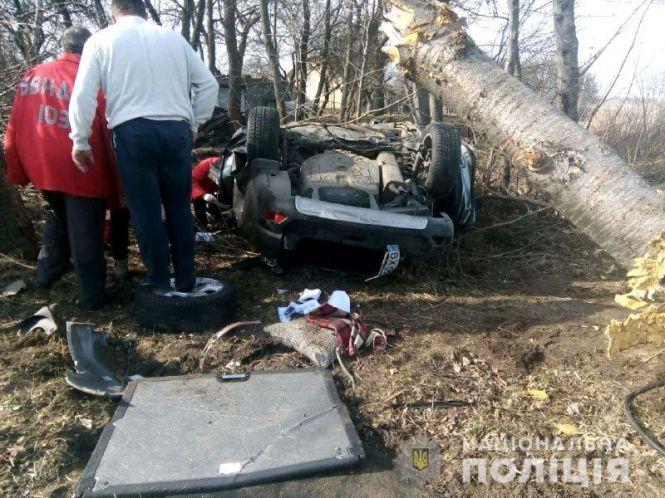 Новини Хмельницького - фото з Збила білборд та перекинулася. У жахливій ДТП загинула 40-річна хмельничанка (ВІДЕО, ФОТО) Збила білборд та перекинулася. У жахливій ДТП загинула 40-річна хмельничанка (ВІДЕО, ФОТО), фото №2 на сайті vsim.ua