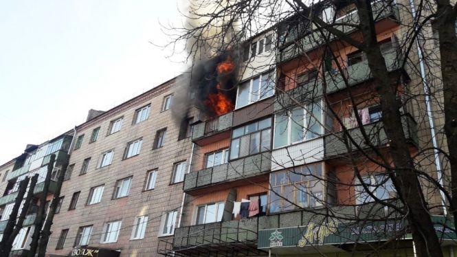 У Новограді-Волинському від незагашеної цигарки спалахнула квартира в багатоповерхівці, фото №1 на сайті 20minut.ua