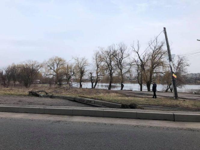 Новини Вінниці - фото з Аварія в Пироговому: легковик зачепив чотири опори і перекинувся Аварія в Пироговому: легковик зачепив чотири опори і перекинувся, фото №2 на сайті 20minut.ua