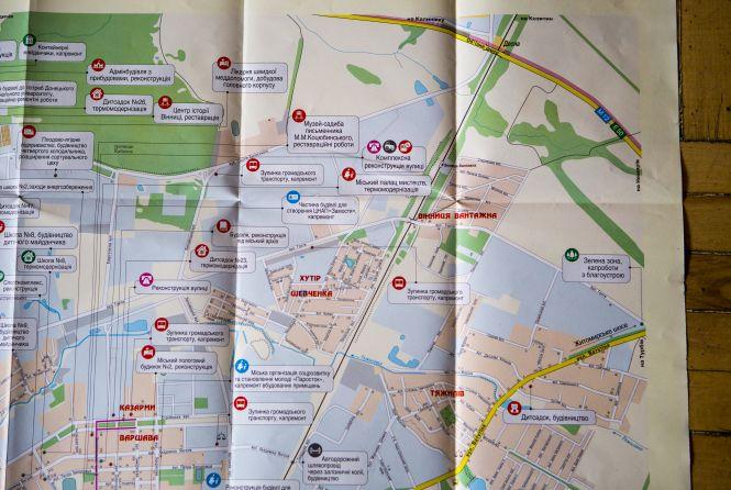 Новини Вінниці - фото з Вінничанам «під розпис» роздають пакунки від президента. Що всередині? Вінничанам «під розпис» роздають пакунки від президента. Що всередині?, фото №2 на сайті 20minut.ua