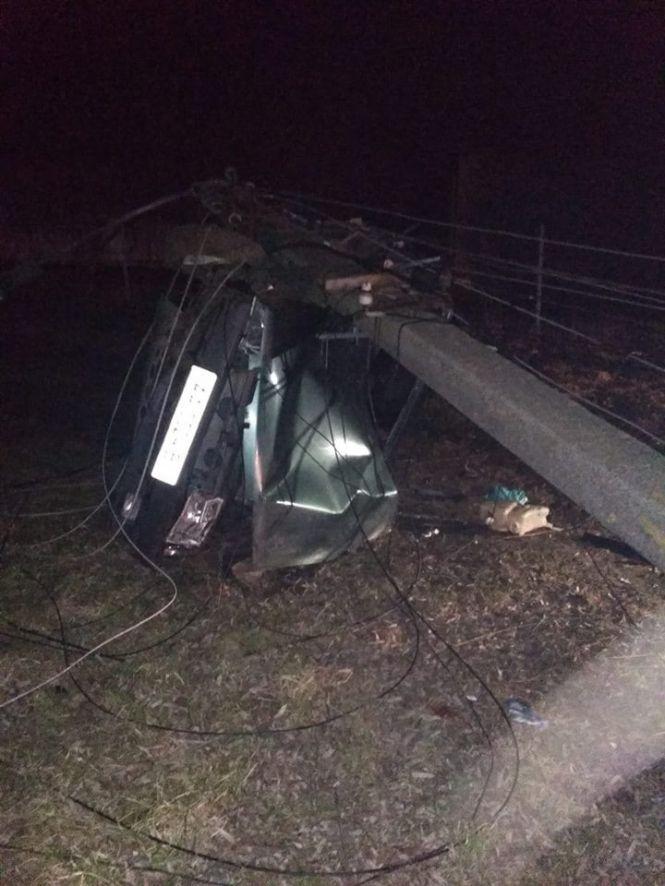 Новини Вінниці - фото з Аварія в Пироговому: легковик зачепив чотири опори і перекинувся Аварія в Пироговому: легковик зачепив чотири опори і перекинувся, фото №1 на сайті 20minut.ua