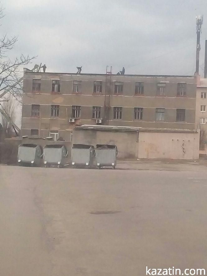 Новини Козятина - фото з Фото дня: "латають" дах центру первинної медичної допомоги Фото дня: "латають" дах центру первинної медичної допомоги, фото №2 на сайті 20minut.ua