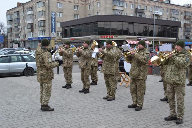Новини Хмельницького - фото з Хмельницькі військові влаштували музичний флешмоб біля залізничного вокзалу Хмельницькі військові влаштували музичний флешмоб біля залізничного вокзалу, фото №2 на сайті vsim.ua