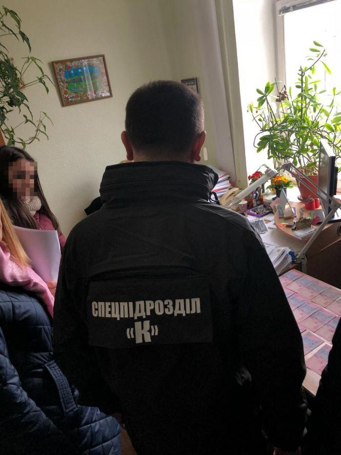 Чиновниця Житомирстандартметрології організувала схему отримання хабарів з підприємців Житомирської, Київської, Чернігівської та Сумської областей, фото №1 на сайті 20minut.ua