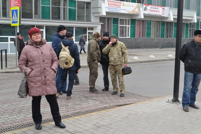 Новини Хмельницького - фото з Хмельницькі військові влаштували музичний флешмоб біля залізничного вокзалу Хмельницькі військові влаштували музичний флешмоб біля залізничного вокзалу, фото №6 на сайті vsim.ua