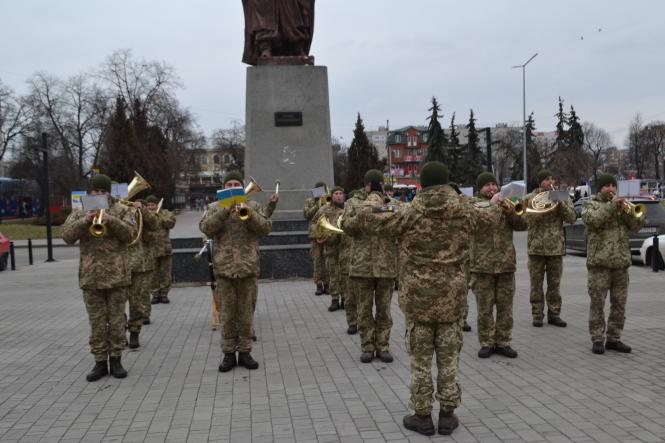 Новини Хмельницького - фото з Хмельницькі військові влаштували музичний флешмоб біля залізничного вокзалу Хмельницькі військові влаштували музичний флешмоб біля залізничного вокзалу, фото №4 на сайті vsim.ua