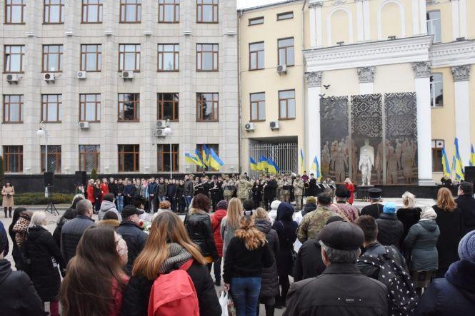 Новини Житомира - фото з У Житомирі відзначили День українського добровольця У Житомирі відзначили День українського добровольця, фото №2 на сайті 20minut.ua
