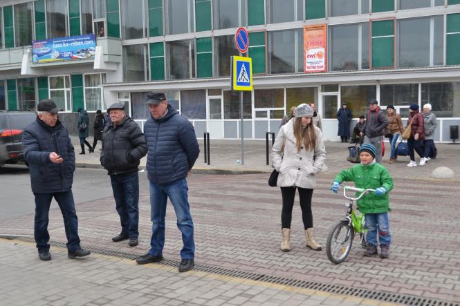 Новини Хмельницького - фото з Хмельницькі військові влаштували музичний флешмоб біля залізничного вокзалу Хмельницькі військові влаштували музичний флешмоб біля залізничного вокзалу, фото №5 на сайті vsim.ua